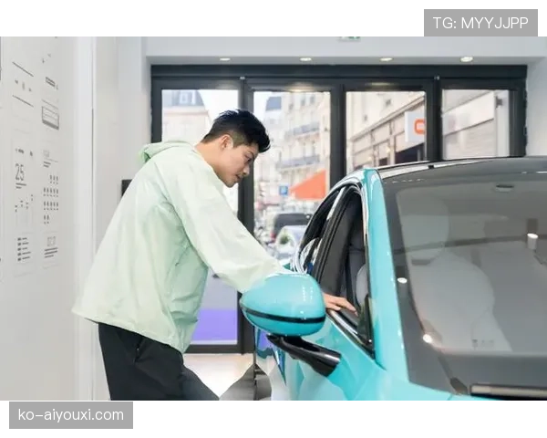 刚刷到苏炳添领奖照，紧接着是一张西装配拖鞋拎超市袋的私照，心里有点不适应